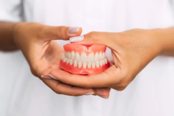 U slučajevima kada se ne mogu ispuniti uslovi za implant, proteze i dalje mogu biti odlično rešenje. Mogu biti totalne, plocaste parcijalne i skeletirane.